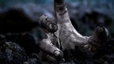 Experienţă macabră! A ieşit singură din propriul mormânt! Oamenii au fost şocaţi când au văzut-o! Ce a păţit a fost ireal