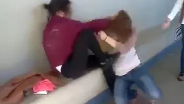 Asa ceva nu ai vazut nici in filmele cu Chuck Norris! Vezi in ce hal s-au batut doua pustoaice, in public!