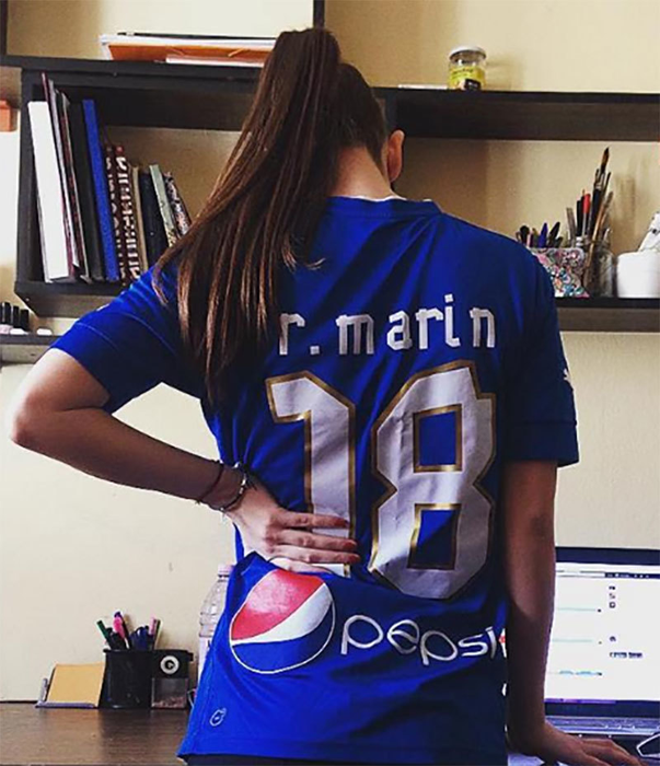 Elvira a primit cadou un tricou de la Viitorul, fosta echipă a lui Răzvan