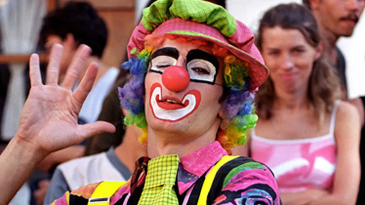 Nu exista nimic mai penibil de atat! Doua brunete foarte cunoscute au dat un judecata un clovn! Motivul este ULUITOR