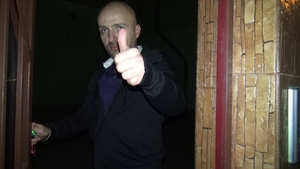 In videoclipuri apare alaturi de cele mai sexy femei, dar in realitate se culca singur cu burta plina de saorma! Cine sa fie?!