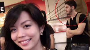 Tânăra din imagine și-a făcut acest selfie în octombrie 2012. Ce detaliu ireal a observat abia acum: Cine e tânărul din spatele ei, de fapt