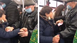 Scene halucinante într-un autobuz din Iași! Un bărbat a pălmuit o femeie care nu purta masca în mod corespunzător