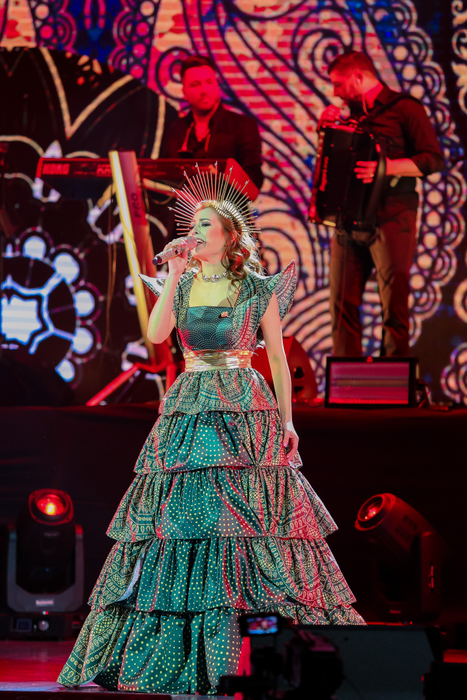 Elena Gheorghe, mărturii în lacrimi în fața a peste 4.000 de oameni. Imagini senzaționale de la show-ul cu muzică armânească