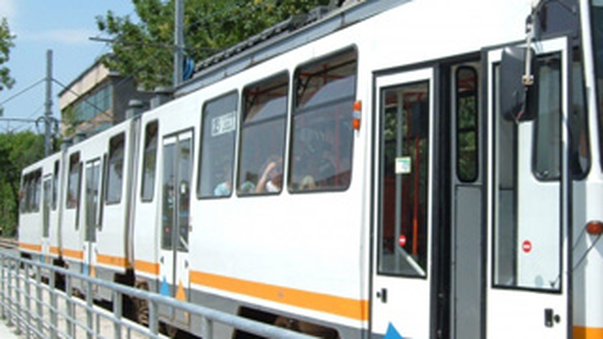 Accident grav in Bucuresti! Circulatia tramvaiului 41, oprita temporar, iar trei copii si un barbat au fost raniti!