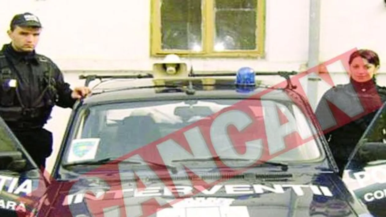 Politist demis dupa ce i-a pus catusele colegei, in timpul serviciului