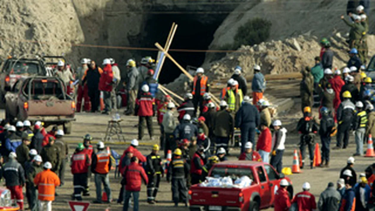 Minerii prinsi in subteran, acasa abia de Craciun