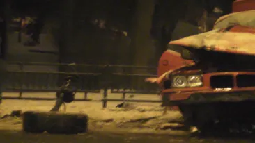 Graba strica treaba! Doi soferi si-au distrus masinile sambata noaptea, in Capitala!