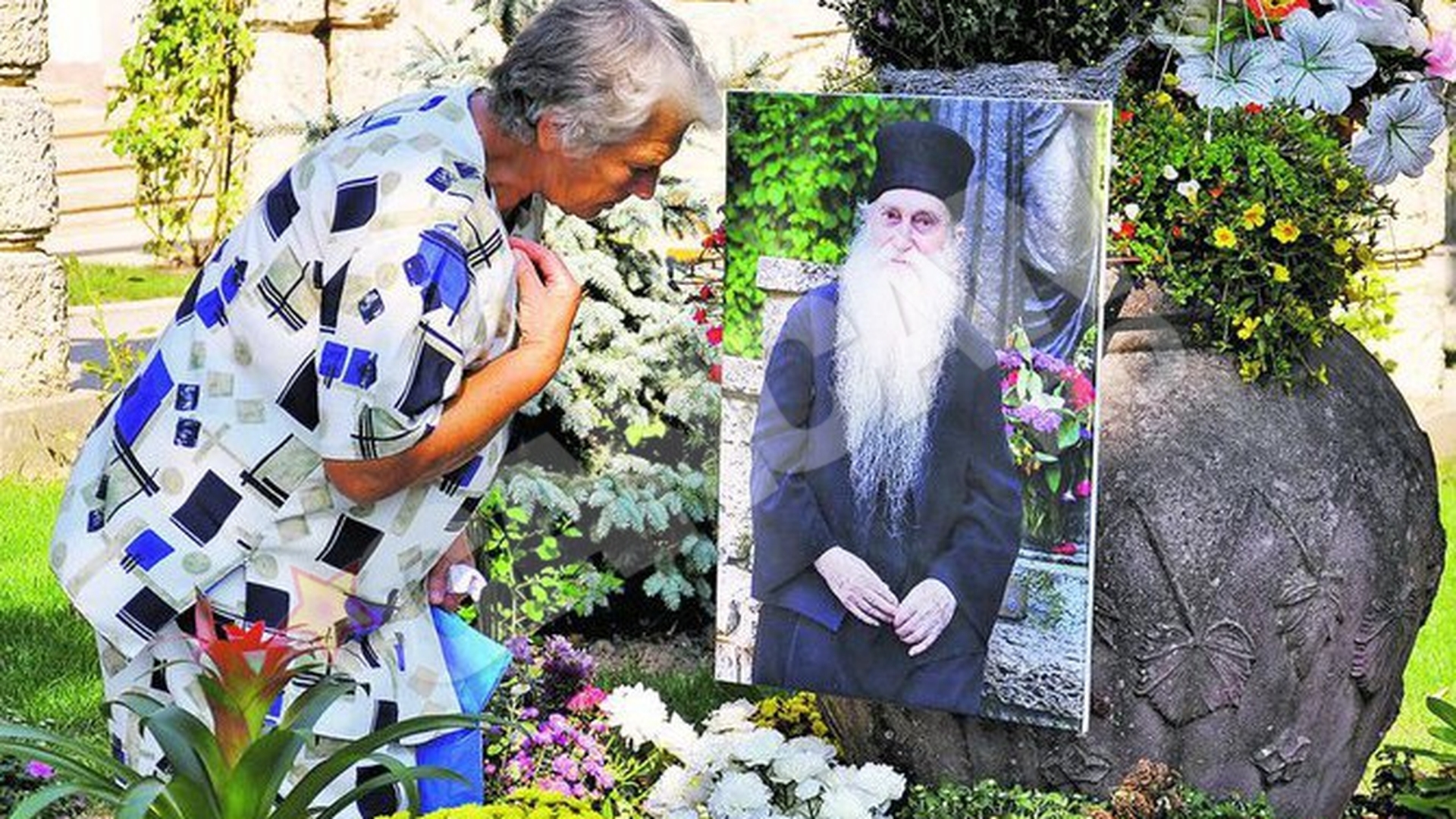 Pelerinaj la mormantul parintelui duhovnic Arsenie Papacioc! Face minuni si dupa moarte