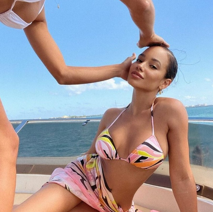 Ce „bunăciune”! Imagini incendiare cu iubita lui Karim Benzema, starul lui Real Madrid. A lucrat ca ospătăriță, iar acum este model în SUA | GALERIE FOTO