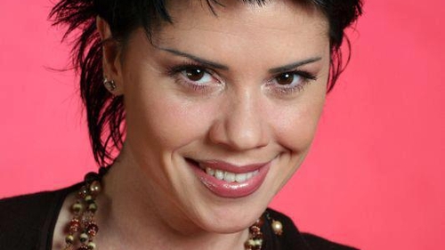 Transformare incredibilă: acum e fată rea! Luminiţa Anghel şi-a schimbat look-ul pentru Eurovision! Îţi place cum îi stă?