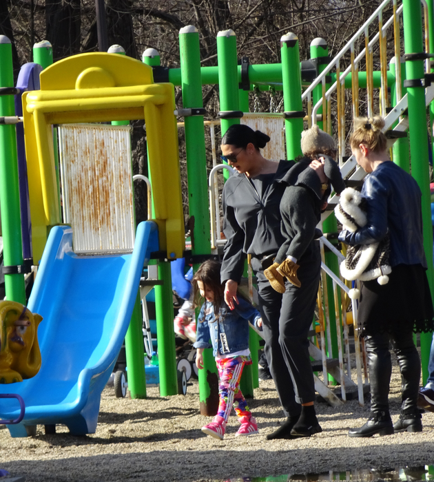 Roxana Dobre a ieșit în parc alături de cele două fetițe, câteva prietene, dar și de sora lui Florin Salam