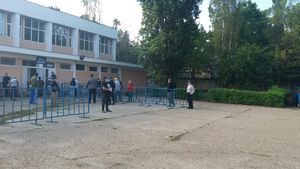 FOTO | Situație incredibilă la Craiova! Au venit să ridice ajutoarele sociale cu bolidul sau cu taxiul! 