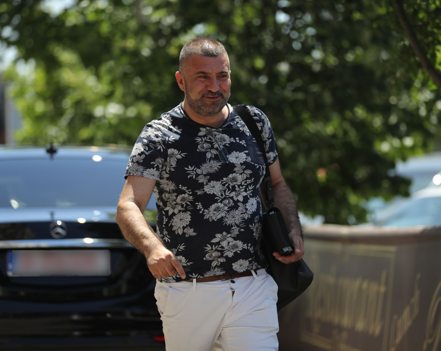 Fulgy al Clejanilor a picat examenul de BAC cu nişte note ruşinoase, dar a primit cadou de la părinţi un Mercedes în valoare de 100.000 de euro!