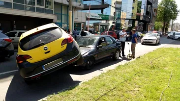Această şoferiţă a provocat clipe de panică în Mamaia, după ce a intrat din plin cu maşina pe un bulevard