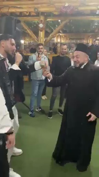 Popa s-a jucat cu banii, precum mafioții