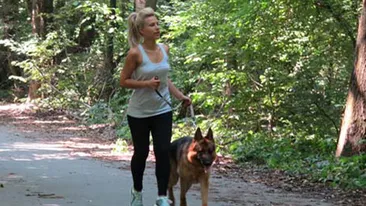 Amna se mentine prin sport! Uite-o cum alearga cu cainele in lesa  prin padure!