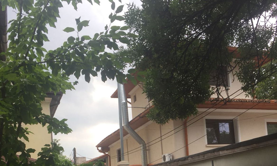 Șefii restaurantului au ridicat burlanul la 12 metri