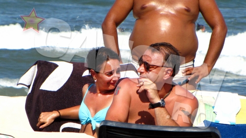 Nu e Mr.Bombastic, da' se balaceste fantastic! Madalin Voicu Jr. si-a expus… barbatia pe plaja dupa ce s-a zbenguit gol in apa