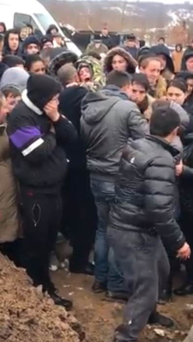 Imagini de la înmormântarea mamei din Timiș cu 18 copii! E cutremurător ce s-a întâmplat când au băgat-o pe Lidia în groapă. VIDEO