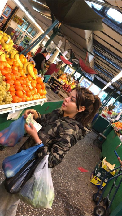 Ana Maria a făcut cumpărăturile și e gata de plecare