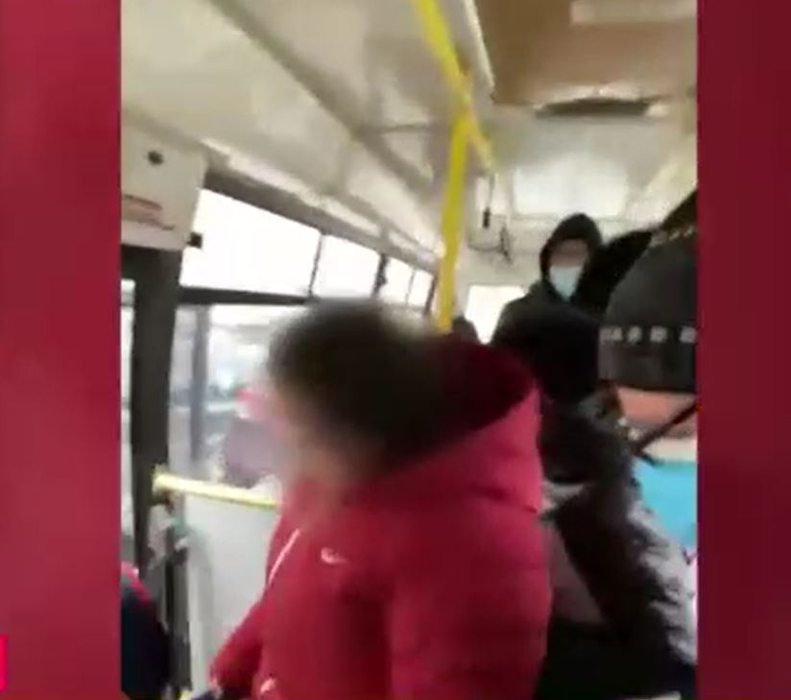 O femeie a lovit un băiat de 15 ani, după ce a întrebat-o de ce nu poartă mască. Scenele violente s-au petrecut într-un autobuz din Brăila