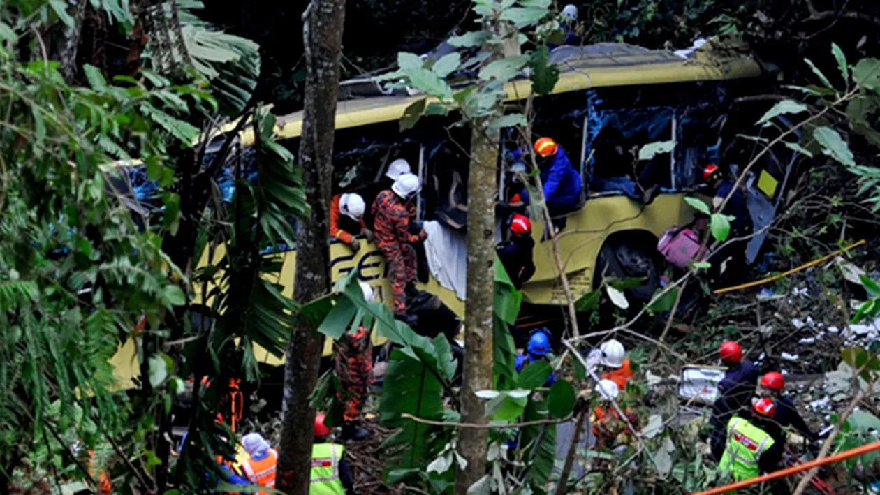 Tragedie în Malaysia! Cel puţin 37 de persoane au murit într-un accident de autocar
