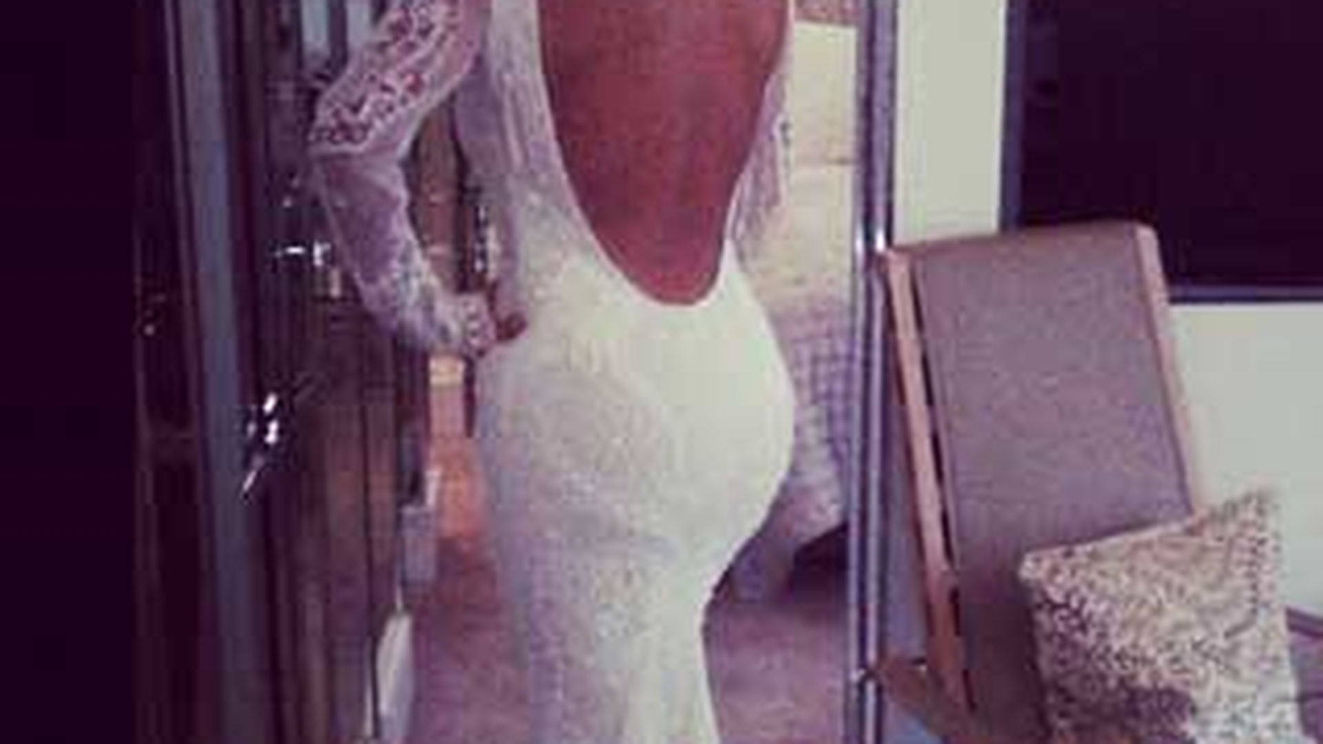 Imaginea care ii va innebuni pe barbati! S-a maritat Kim Kardashian? Uite cum ii arata fundul intr-o rochie de mireasa super stramta!