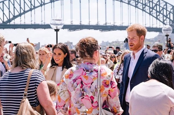 Reacția savuroasă a Prințului Harry când un bărbat cunoscut i-a oferit un buchet uriaș lui Meghan Markle, după ce s-a aflat că e însărcinată
