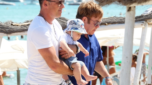Elton John si partenerul sau de viata isi rasfata fiul la Saint-Tropez