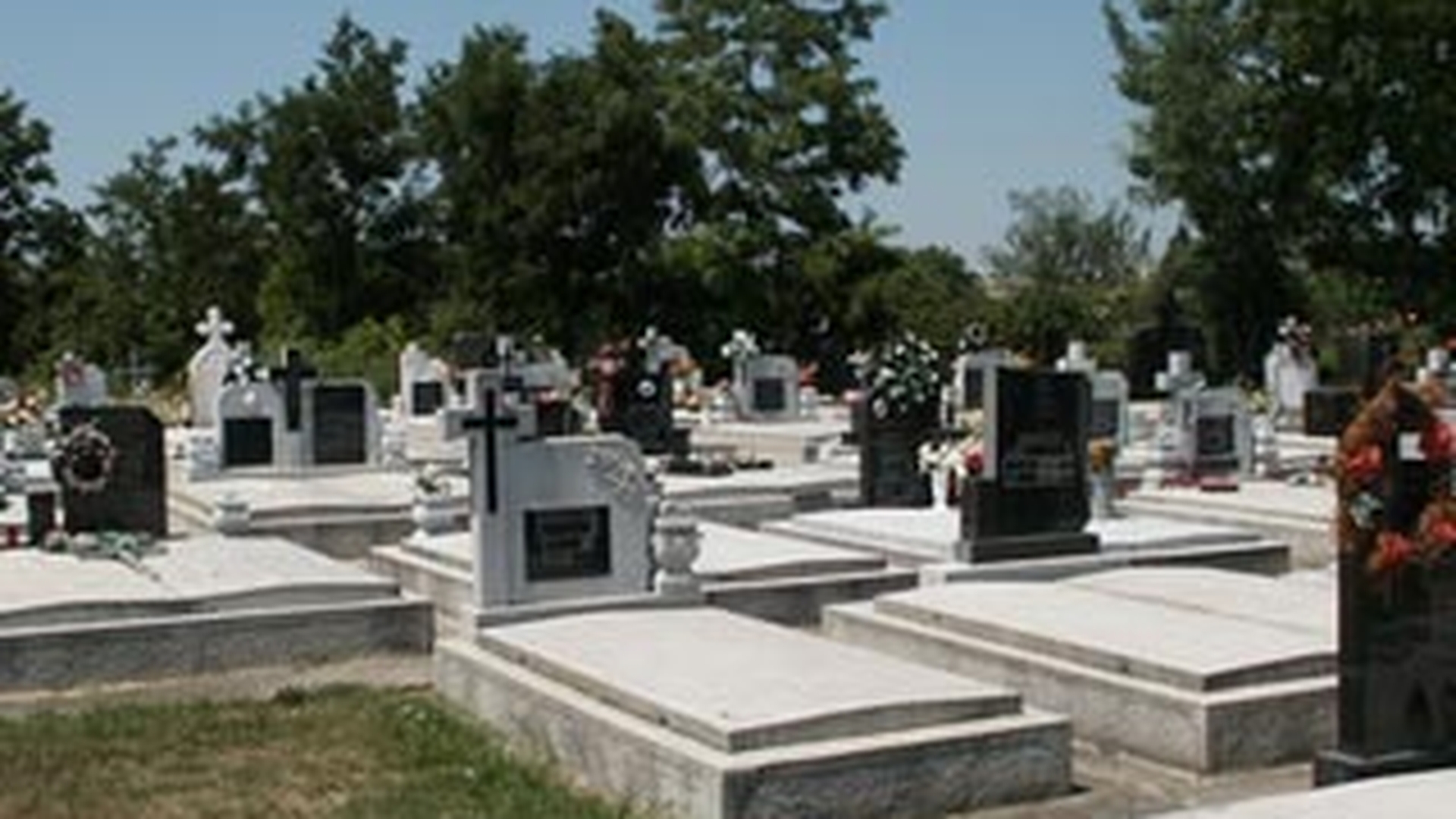 Un adolescent a profanat mai multe morminte din doua cimitire din Bacau! Fura tevi si ornamente din inox pe care apoi le vindea