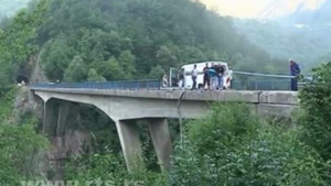 Doi dintre cei 29 de supravietuitori ai accidentului din Muntenegru sunt inca in spital! Afla tot despre starea lor!