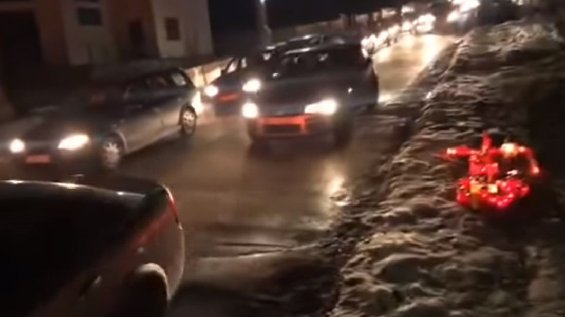 Sicriul cu trupul lui George Parașteac a fost adus acasă de la morgă. Mama lui a leșinat când l-a văzut în coșciug