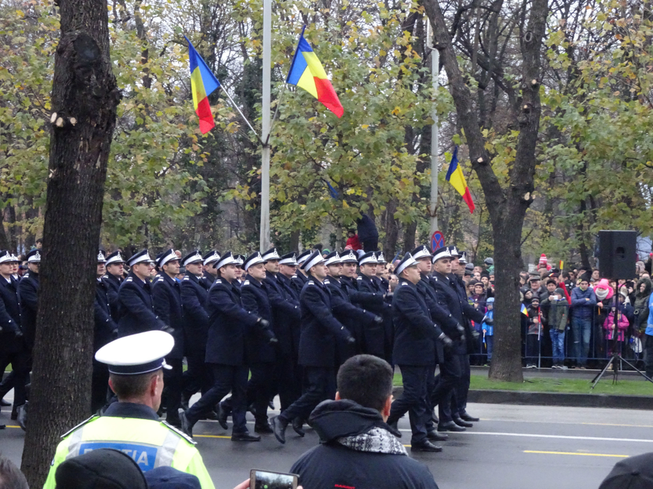 Peste 3.500 de militari şi experţi din cadrul Ministerului Apărării Naţioale, ai Ministerului de Interne şi ai Serviciului Român de Informaţii au participat la parada militară din Bucureşti, de la Arcul de Triumf.