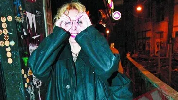 L-a inlocuit pe sotul gay!