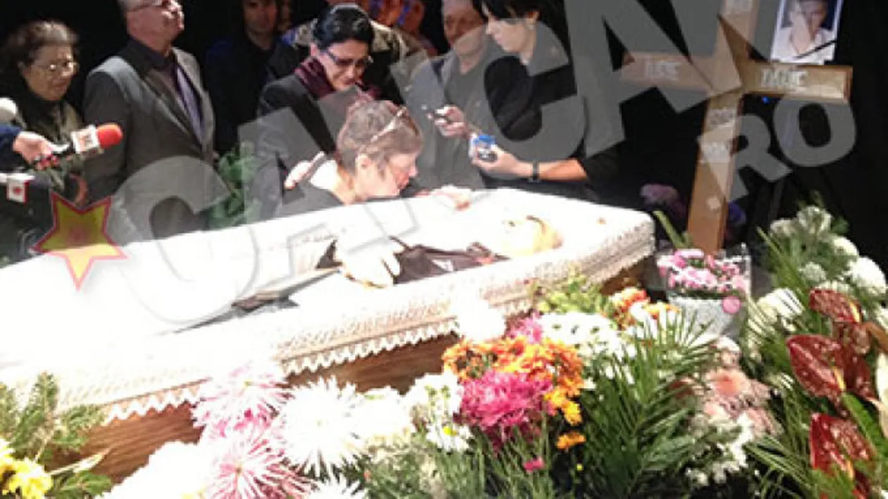Anca Pandrea, ritual socant langa sicriul lui Iurie Darie! Si-a spart buza si a picurat sange pe chipul lui, pentru a-l reinvia!