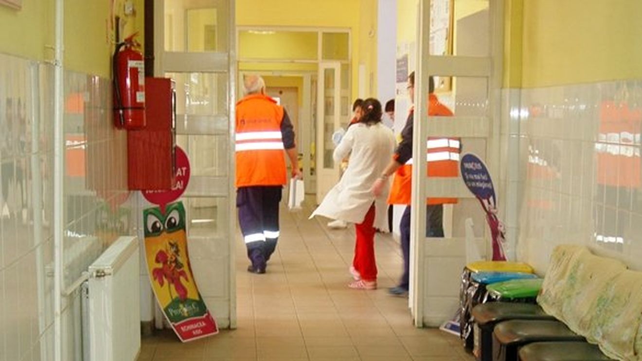 Caz șocant în Bacău! 24 de copii au ajuns la spital, după ce au mâncat de la un fast-food