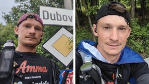 Ultramaratonist român, lovit de o mașină în timpul unei curse umanitare de 2.800 km! Adrian Șovea a fost transportat de urgență la spital