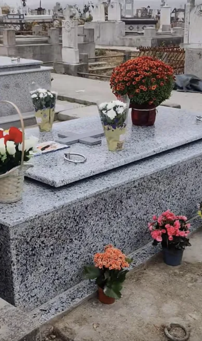 Ce a apărut la mormântul Valentinei, la o lună după ce s-a stins din viață. Ce scrie pe cruce
