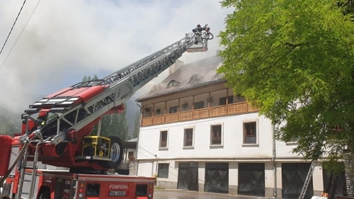 Incendiul de la Mănăstirea Râmeţ a fost stins după 7 ore. Jumătate din acoperișul ars s-a prăbușit