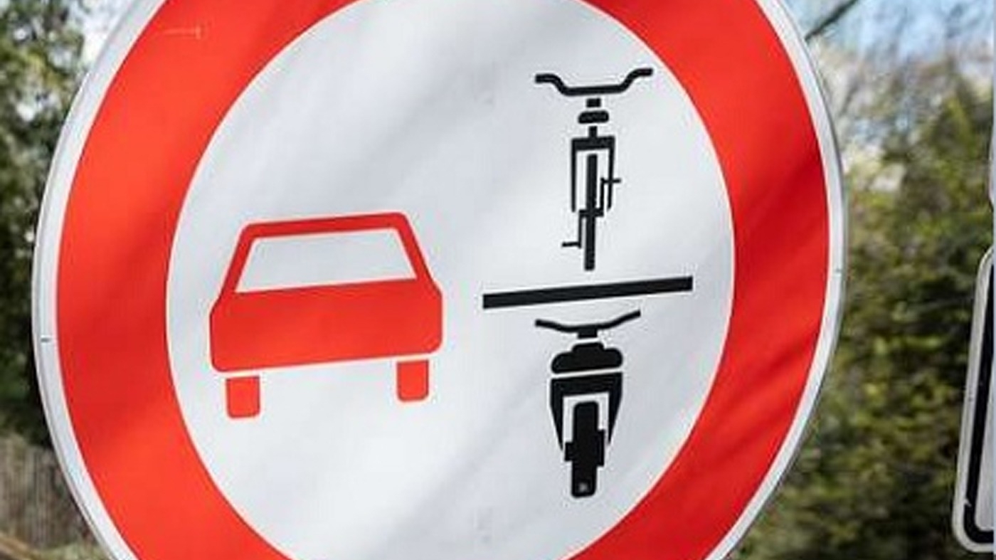 Noul semn de circulație din cauza căruia mulți șoferi primesc amendă. Ce înseamnă, de fapt, și unde este întâlnit