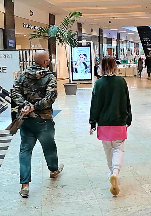 Alexandra Stan, la shopping cu "bodyguardul" după ce ar fi primit amenințări