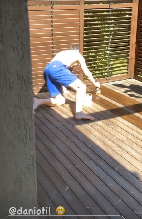 Dani Oțil a trecut la munca de jos: “Te-ai căsătorit, stai în genunchi”. Gabriela Prisăcariu a filmat amuzată momentele | FOTO