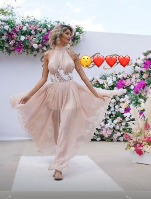 Dani Oțil, atingeri intime cu soția lui în fața tuturor invitaților! Gabriela Prisăcariu a continuat să îl sărute pasional | FOTO & VIDEO
