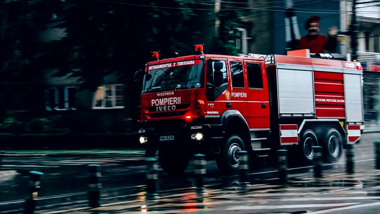 Incendiu la un clubul din Timișoara, după ce un fulger a lovit în curtea bazei de agrement