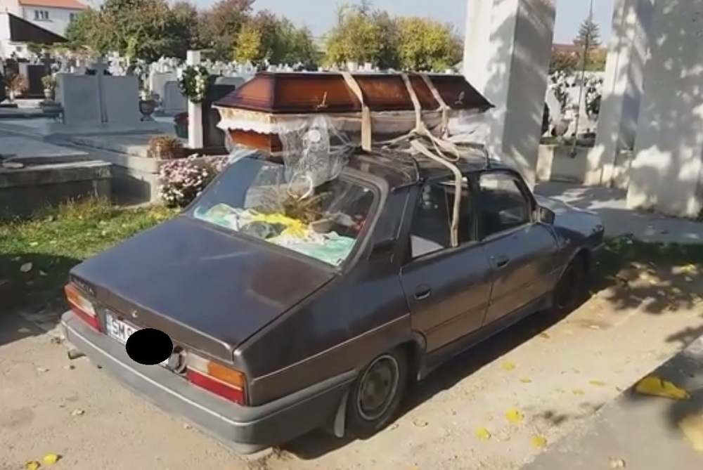 VIDEO / Scene care le-au dat fiori! Un bărbat a pus sicriul cu fratele mort pe plafonul maşinii şi a mers aşa pe străzi! Cum s-a încheiat plimbarea macabră