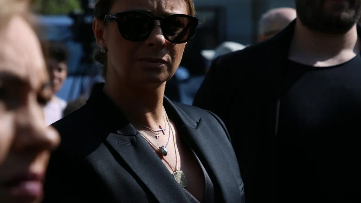 Primele imagini cu Anamaria, la înmormântarea Ionelei Prodan! Impresara, transfigurată de durere la căpătâiul mamei ei