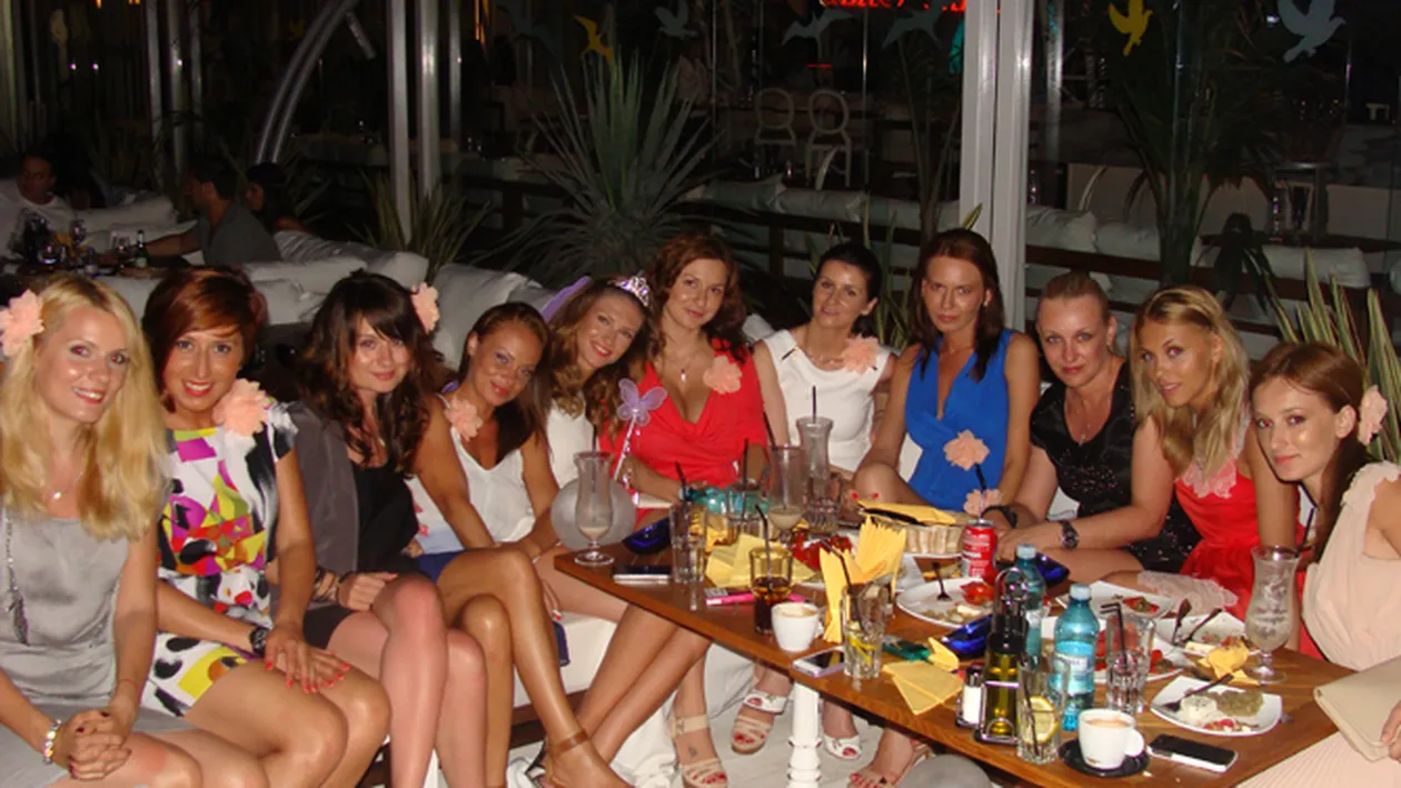 Madalina Draghici a avut o petrecere a burlacitelor ca la carte! A purtat diadema, a avut bagheta magica si a dansat in club pana in zori!