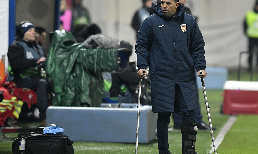 Cosmin Contra, în cârje pe margine, după un accident în aeroport