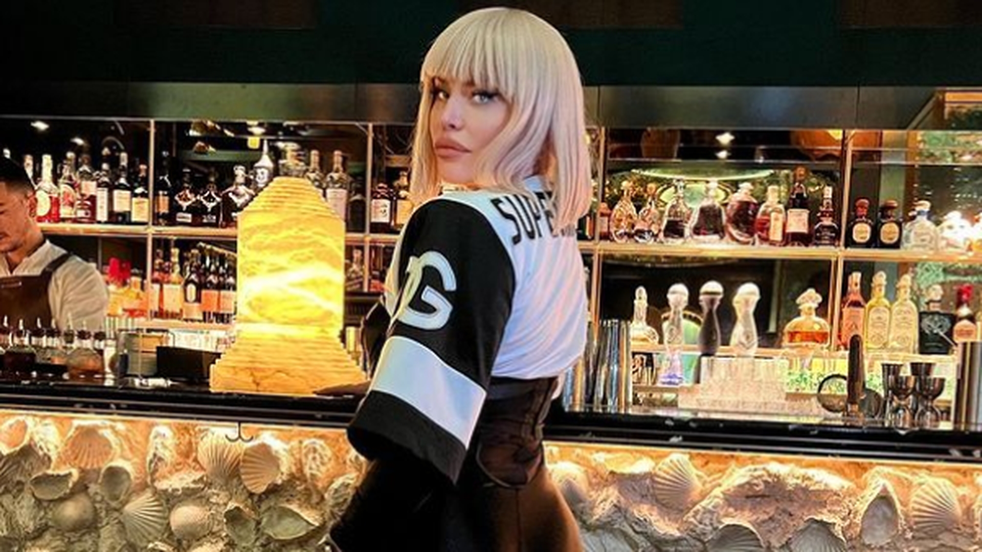 Loredana Groza, show incendiar într-un restaurant de lux din Capitală. Artista a fost surprinsă în braţele lui Cătălin Botezatu